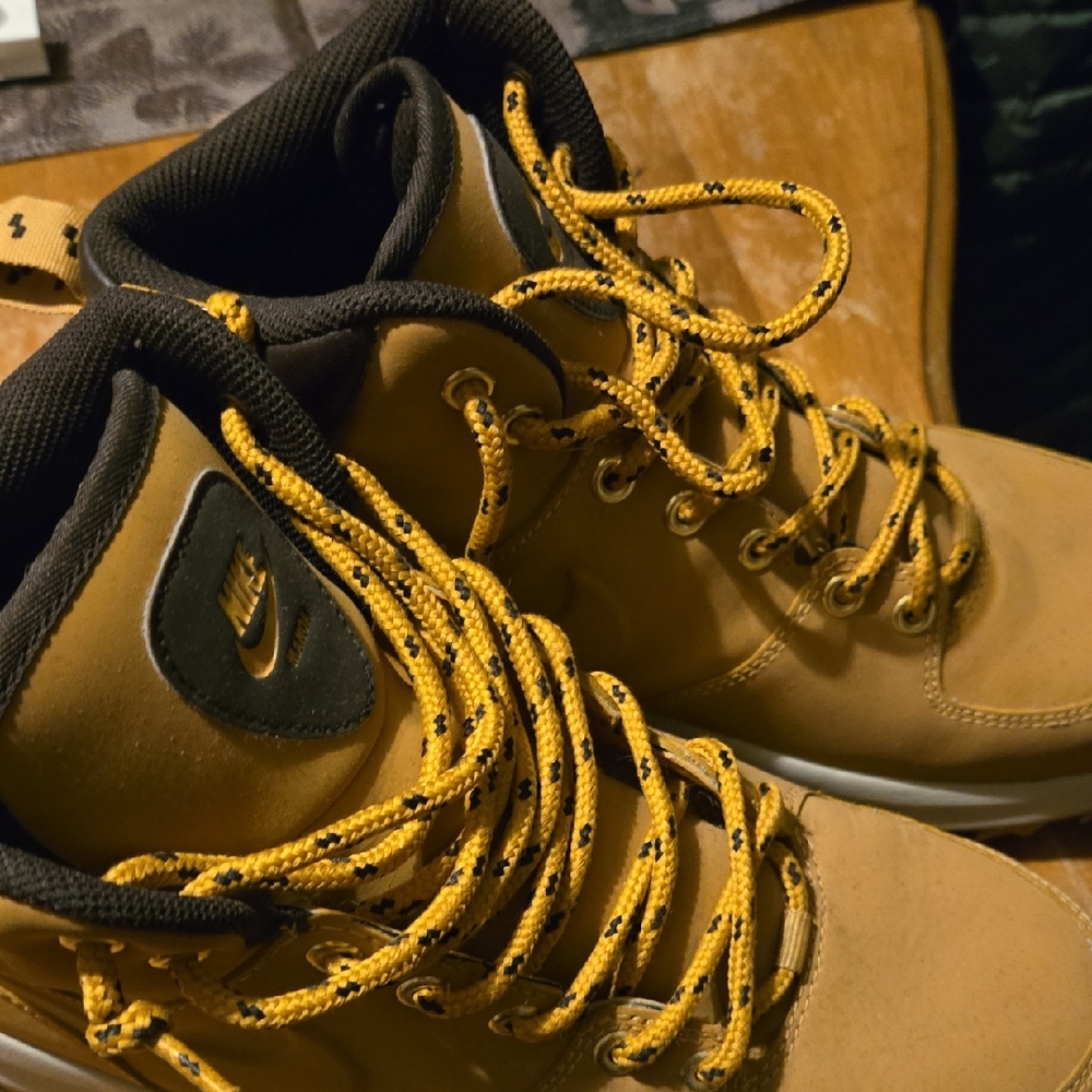 Nike Manoa Men's Brown Boots with Yellow Laces